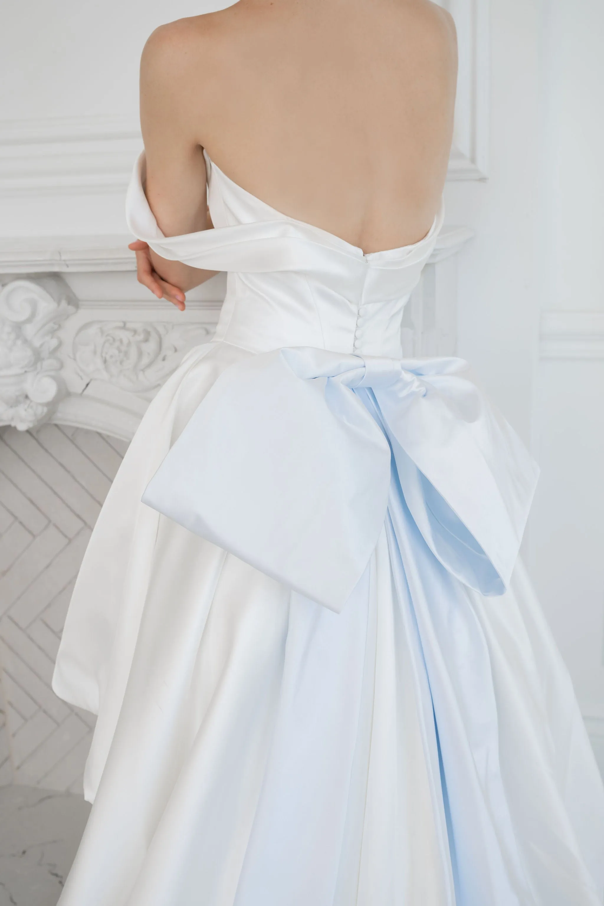 THE SWAN SHORTIE Elegant short wedding dress