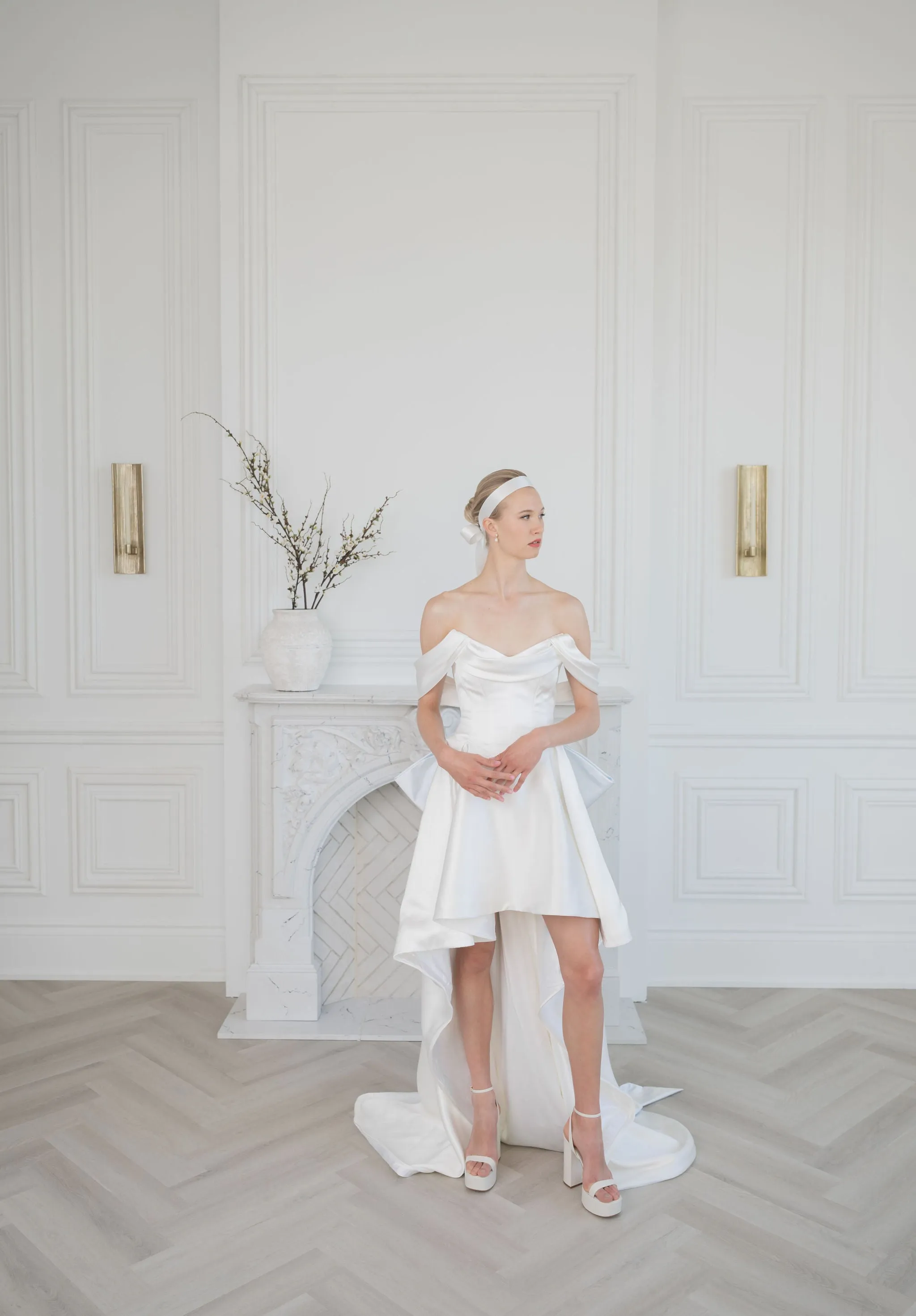 THE SWAN SHORTIE Elegant short wedding dress