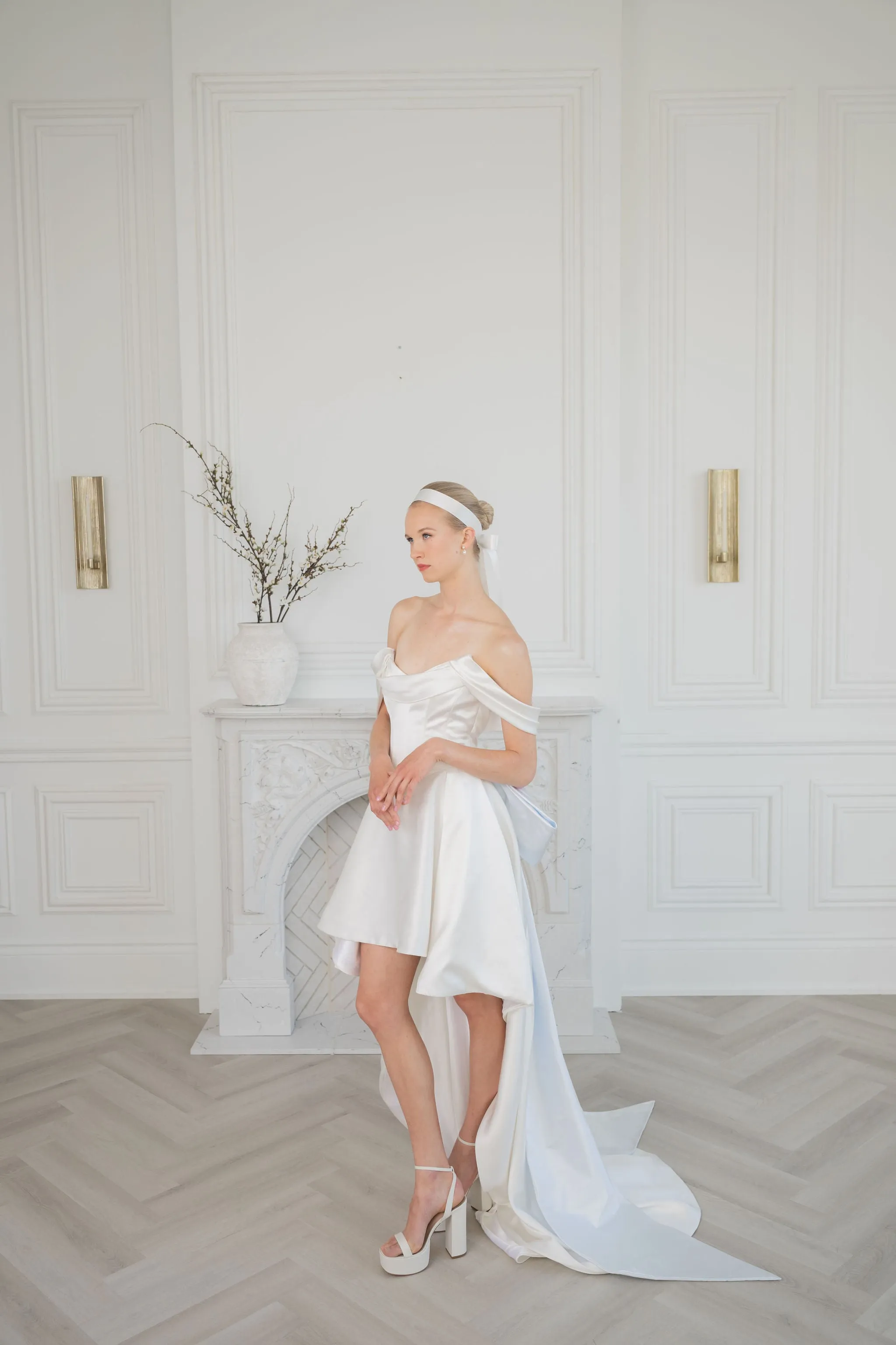 THE SWAN SHORTIE Elegant short wedding dress